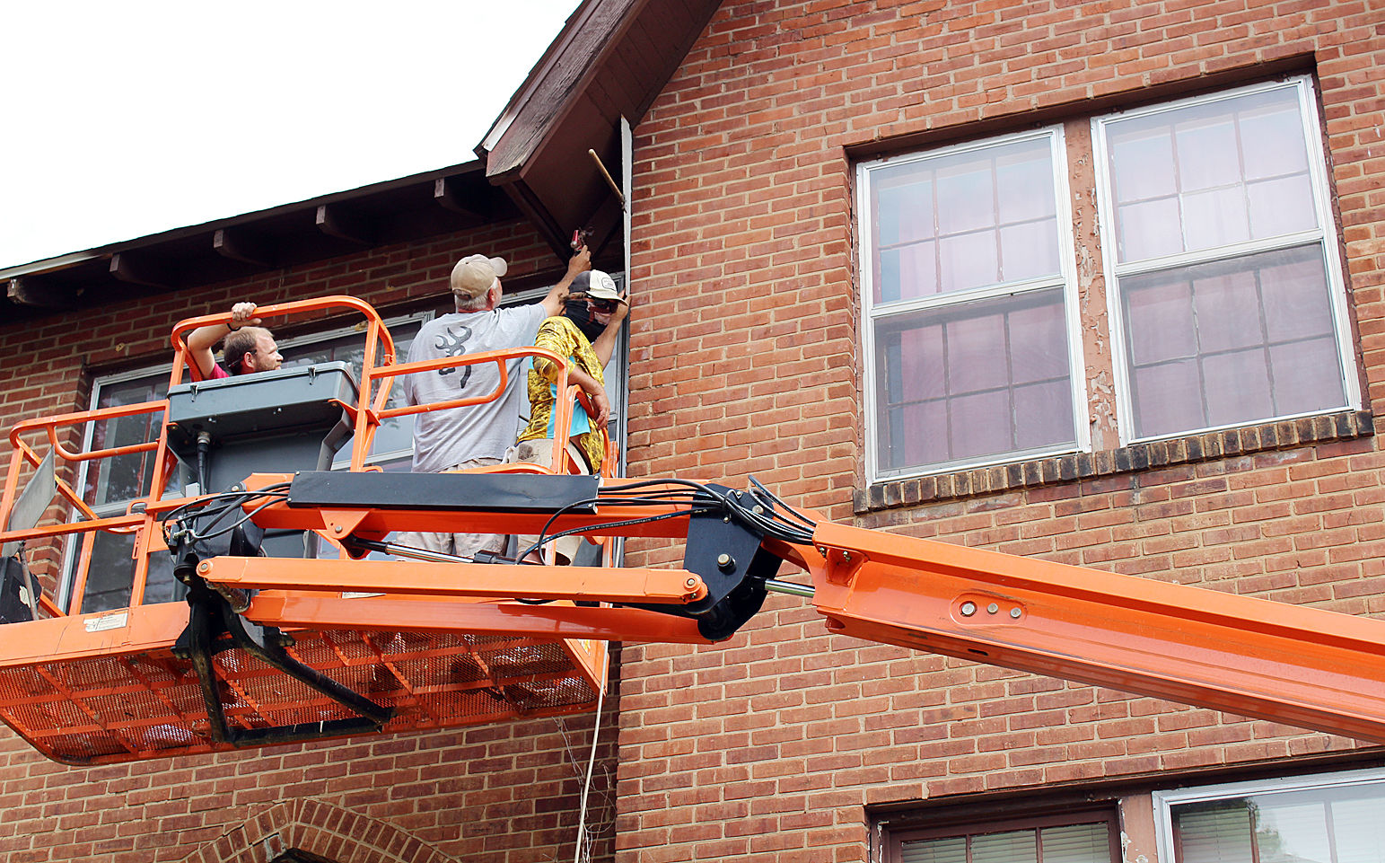 Painters dress up apartments